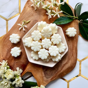 Sampaguita Wax Melts // Pikake Jasmine + Gardenia | Highly Fragranced | Filipino Jasmine Flower-Shaped Wax Melt | Soy Wax + Beeswax | 2.5 oz