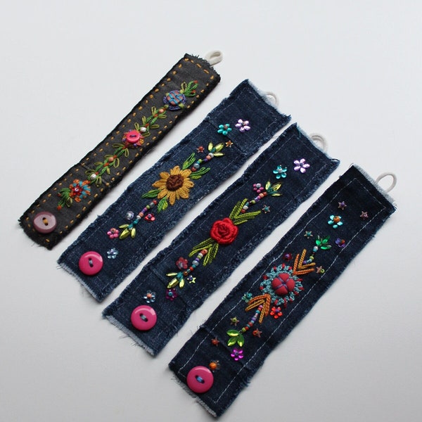 Manchette brodée en tissu bohème | Bracelet wrap unique cousu main surcyclé | Cadeaux pour elle | Motifs floraux brodés