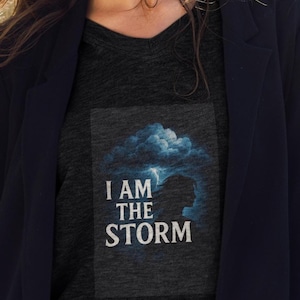 I Am The Storm Tシャツ：モチベーションを高めるユニセックスグラフィックTシャツ