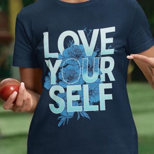 Koszulka unisex z motywem motywacyjnym: Love Yourself Floral Design, koszulka unisex z motywem motywacyjnym Love Yourself - inspirujący kwiatowy design