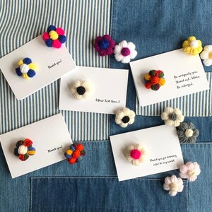 Gepersonaliseerde kaart met gehaakte bladerdeegaccessoires. Bedankkaart met handgemaakt cadeau. Blanco kaart met bloemenbroche/haarelastiekje/haarspeld