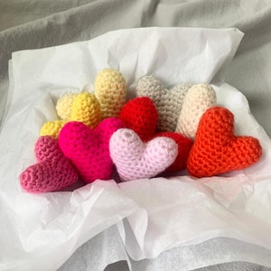 Amigurumi coeur sur bâton pour décoration florale. Mini décoration cadeau coeur au crochet. Câlin de poche avec carte de message. Décoration d'intérieur.