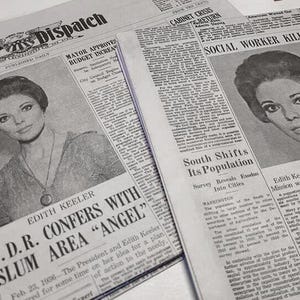 Puede incluir: Titulares de periódicos en blanco y negro con un retrato de Edith Keeler. Los titulares incluyen "F.D.R. Confers With Slum Area 'Angel'" y "Social Worker Killed". El periódico se titula "The Star Dispatch".