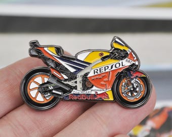 Pin de esmalte de Marc Márquez: MM93 Repsol Honda MotoGP Racing