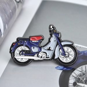 Odznaka emaliowana Honda Super Cub C100 – odznaka motocyklowa retro z 1958 roku