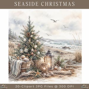 Op de afbeelding: Een digitale illustratie getiteld SEASIDE CHRISTMAS met een versierde kerstboom in een rieten mand op een zandstrand, inclusief een lantaarn, drijfhout, schelpen, een gestreepte deken en meeuwen die over de oceaangolven vliegen.