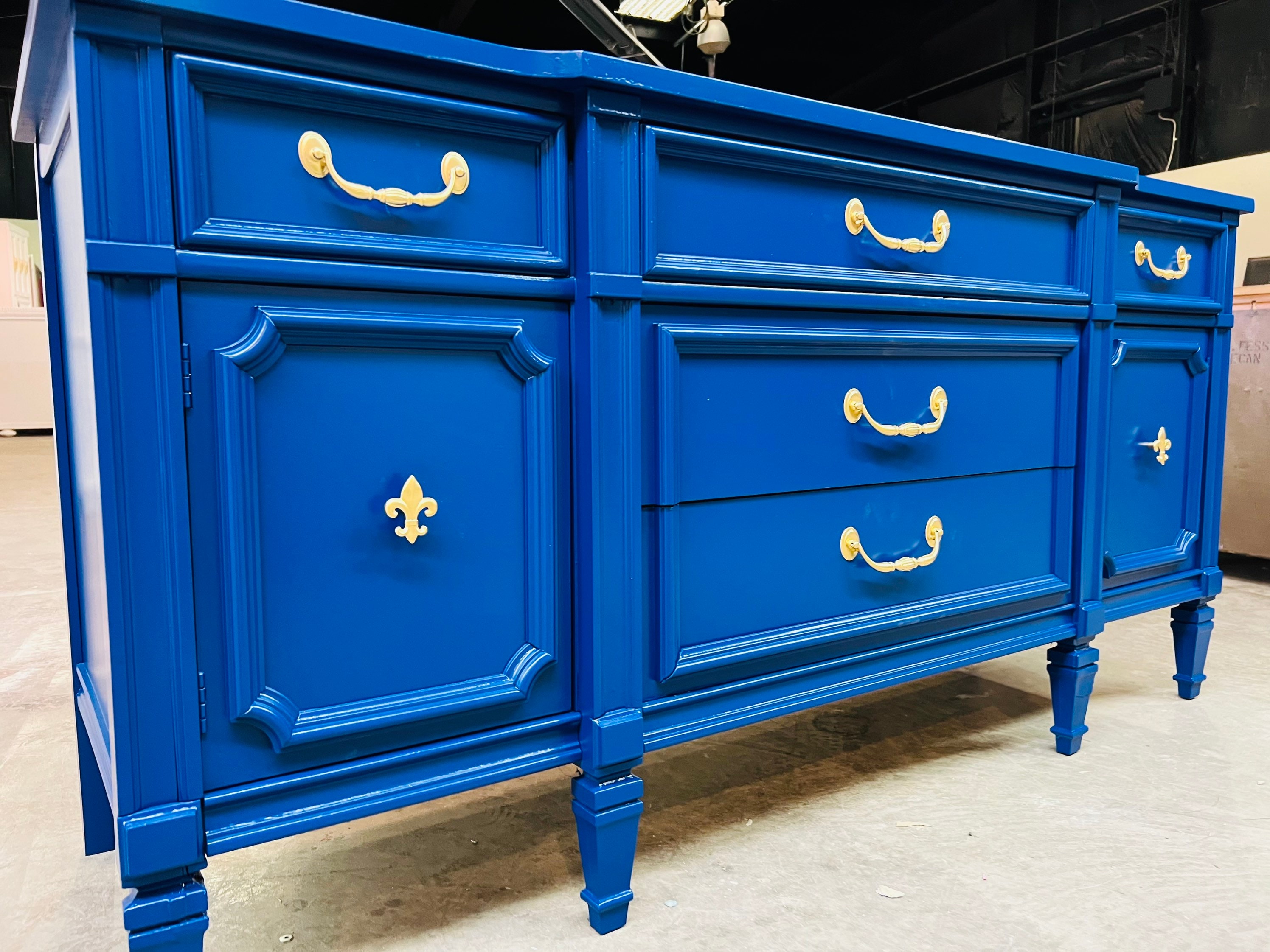 cobalt blue dresser Do you love the striking blue color of this nursery dresser?