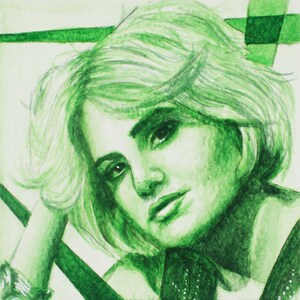 Op de afbeelding: Een aquarel schilderij van een vrouw met kort, groen haar. De vrouw kijkt naar beneden en naar rechts. De achtergrond is een lichtgroen en wit abstract ontwerp.