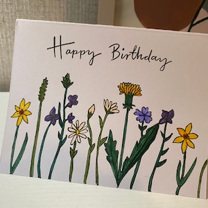 Cartão de feliz aniversário com flores silvestres