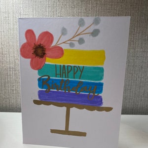 Cartão de felicitações de bolo colorido de feliz aniversário