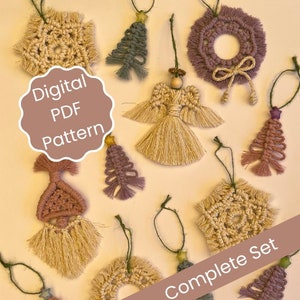Pode incluir: Um conjunto de 10 padrões digitais PDF para ornamentos de Natal em macramé. Os ornamentos incluem um floco de neve, um anjo, uma coroa e várias árvores. Os padrões estão disponíveis como um conjunto completo.