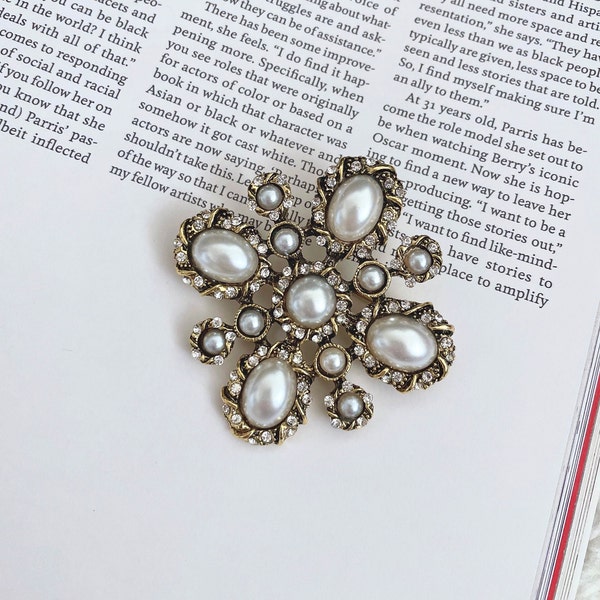 Broche de style vintage, broche en perles, broche en perles dorées