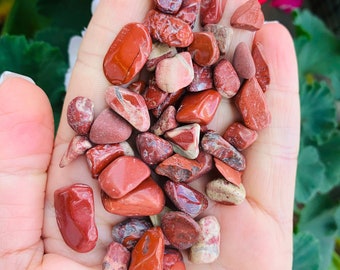 Chips de cristal de jaspe rojo, chips de cristal de jaspe rojo pequeños de 9-12 mm, paquetes de chips de cristal pequeños al por mayor