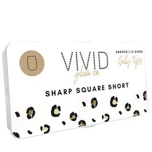 Könnte beinhalten: Eine weiße Box mit Leopardenmuster. Auf der Box steht "VIVID glam co." und "SHARP SQUARE SHORT". Auf der Box steht auch "600PCS | 12 SIZES Gelly Tips".