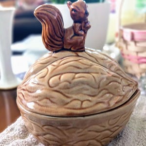 Vintage Ceramic Squirrel Covered Dish – Arnel Walnut Shape Candy Jar, Woodland Nut Storage, Brown & Beige Decor Container