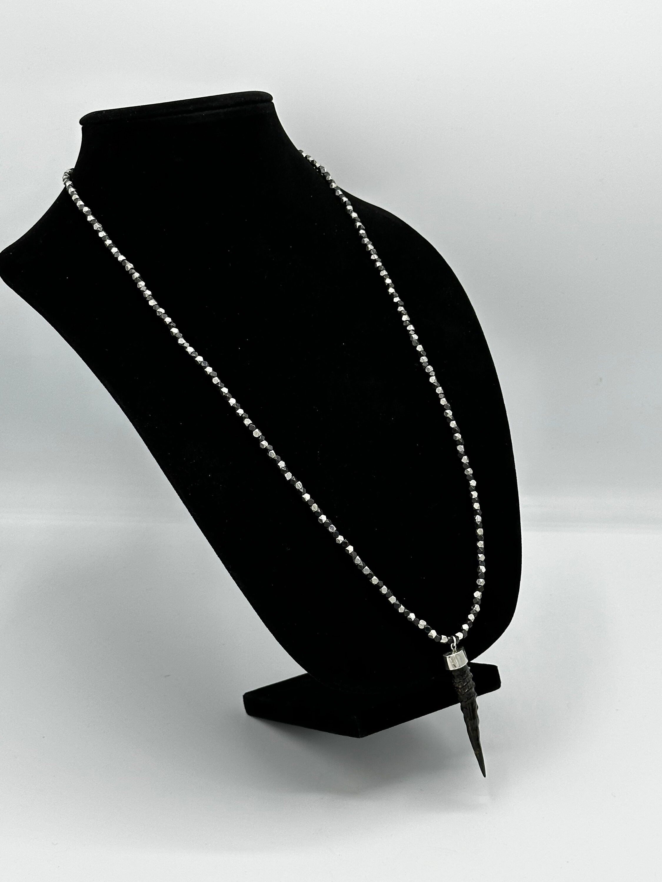 ★OY★HORN BEAD NECKLACE - BLACK★正規品/韓国直送料込/人気 Gwyneth Beaded Horn Necklace in Pink | SWANK