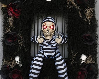 Halloween Spooky Wreath, Motion Sensor Haunted Prisoner Door Decor, Light-Up Red Eyes, Talking Skull Wreath, Gothic Halloween Wreath