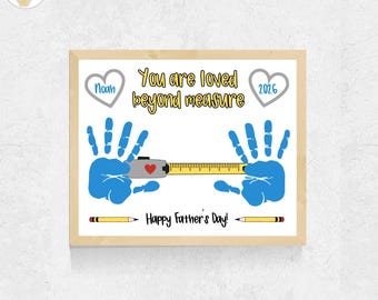 Könnte beinhalten: Gerahmter Druck mit dem Text "You are loved beyond measure" und "Happy Father's Day!". Er zeigt blaue Handabdrücke, ein Maßband und zwei Bleistifte. Der Druck enthält den Namen "Noah" und das Jahr "2026".