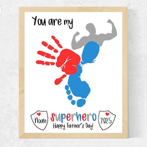 Manualidad con huella de mano y pie de superhéroe para el Día del Padre, tarjeta para el primer día del padre hecha a mano, regalo para papá héroe de un niño pequeño, su hijo, su hija, su bebé en edad preescolar