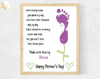 Puede incluir: Una huella de pie morada en forma de flor con un tallo y hojas verdes. El texto dice: "Con pasos amorosos, guías mi camino con el amor que florece día a día. Cada huella de pie es un recuerdo dulce y verdadero, para ti a quien amo, esta flor ha crecido. Hecho con amor por Olivia ♡ ¡Feliz Día de la Madre!"