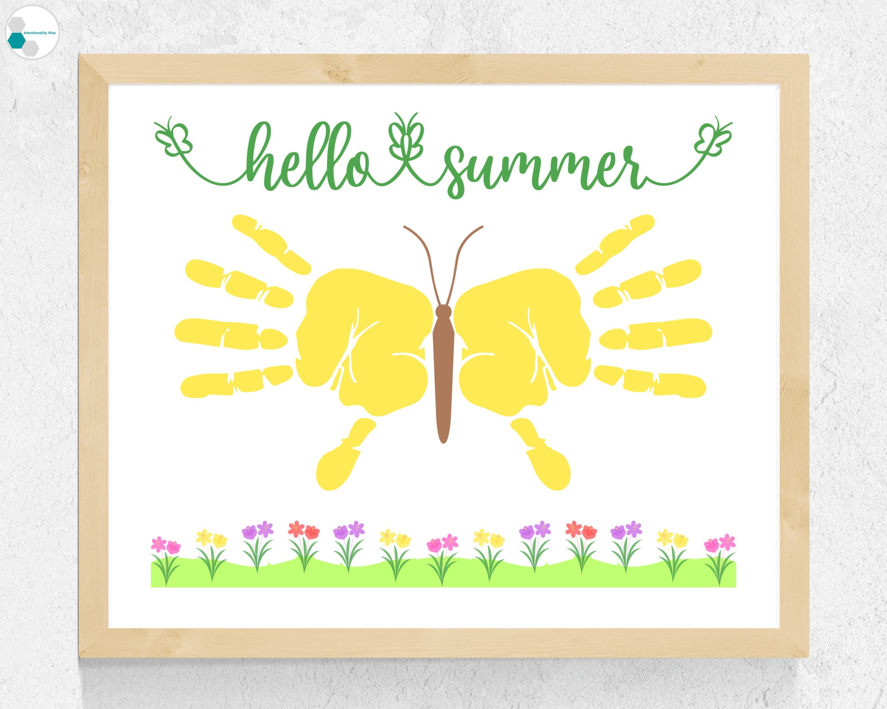 Summer butterfly craft - FREE printable - This crafty family crafts