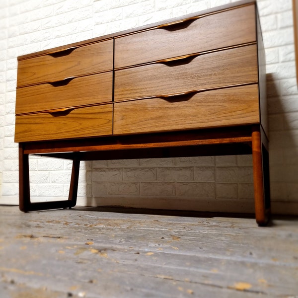 Europa Mid-Century Modern Chest of Drawers.