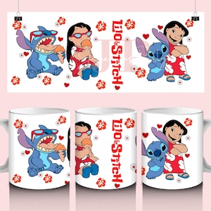 Peut inclure: Mug en c&eacute;ramique blanche avec les personnages Lilo et Stitch, des fleurs d'hibiscus rouges et des c&oelig;urs. Le design comprend Stitch mangeant de la glace et Lilo avec Stitch. Les mots "Lilo & Stitch" sont en rouge.