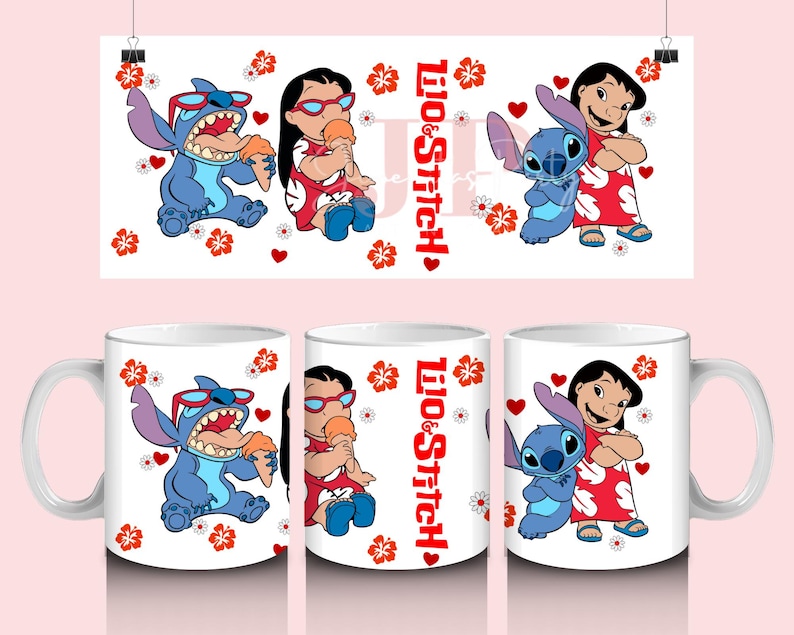 Peut inclure: Mug en c&eacute;ramique blanche avec les personnages Lilo et Stitch, des fleurs d'hibiscus rouges et des c&oelig;urs. Le design comprend Stitch mangeant de la glace et Lilo avec Stitch. Les mots "Lilo & Stitch" sont en rouge.