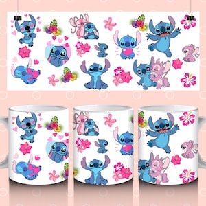 Puede incluir: Taza de cer&aacute;mica blanca con un dise&ntilde;o de personaje Stitch azul. La taza presenta a Stitch en varias poses, incluyendo abrazando a Angel, sosteniendo un coraz&oacute;n y sonriendo. El fondo est&aacute; lleno de corazones rosas, flores y hojas.