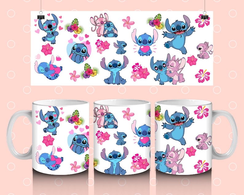 Puede incluir: Taza de cer&aacute;mica blanca con un dise&ntilde;o de personaje Stitch azul. La taza presenta a Stitch en varias poses, incluyendo abrazando a Angel, sosteniendo un coraz&oacute;n y sonriendo. El fondo est&aacute; lleno de corazones rosas, flores y hojas.