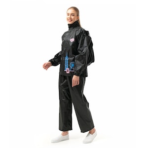 Veste imperméable et pantalon avec fermeture éclair, sac arrière, chambre et capuche, PVC de bonne qualité, matériau de combinaison de pluie, vêtements de pluie Zania, sac à dos pour hommes et femmes adultes