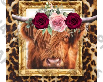 Imagen PNG de una vaca de las Tierras Altas con estampado de leopardo y corona floral (descarga digital).