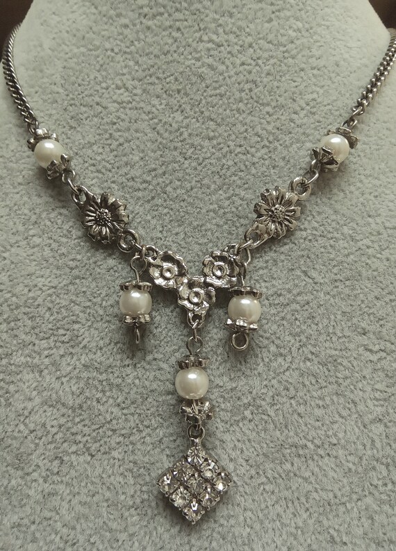 Silver Toned Chain Floral Necklace