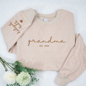 Embroidered Custom Grandma Sweatshirt with Grandkids Names on Sleeve, Est Date Mom Sweatshirt, Gift for Grandma, Minimalist Grandma Sweater