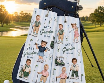 Könnte beinhalten: Ein weißes Golftuch mit hellblauen vertikalen Streifen, verziert mit Illustrationen von Kindern in Golfkleidung, Golfcarts und Golfbällen. Der Text "BEST Grandpa BY PAR" ist in dunkelblauer Schreib- und Blockschrift aufgedruckt.