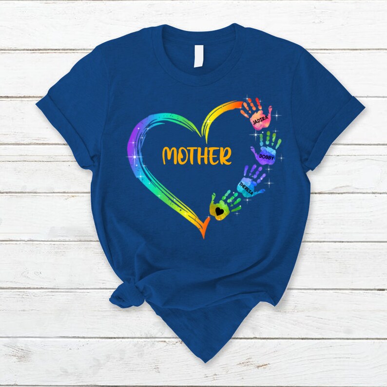 Pu&ograve; includere: Una maglietta blu con un cuore arcobaleno e impronte di mani. Le impronte di mani hanno i nomi Jaidira, Bobby e Theresa scritti su di esse. Il cuore ha la parola "MAMMA" scritta al suo interno.