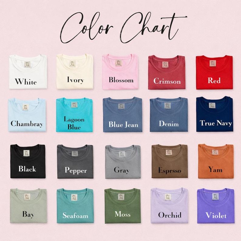 Pode incluir: Uma tabela de cores com vinte camisetas dobradas dispostas em uma grade. Cada camiseta exibe uma etiqueta com o nome da cor: White, Ivory, Blossom, Crimson, Red, Chambray, Lagoon Blue, Blue Jean, Denim, True Navy, Black, Pepper, Gray, Espresso, Yam, Bay, Seafoam, Moss, Orchid e Violet.