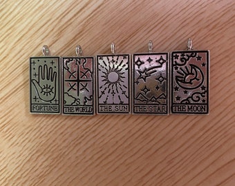 Dijes de cartas del Tarot: colgantes de aleación de zinc y plata, juego de 5