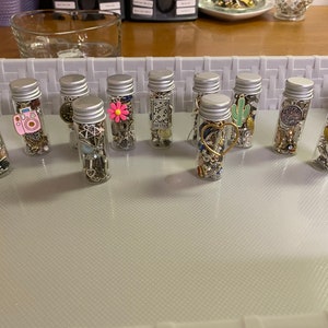 Botella con dije misterioso