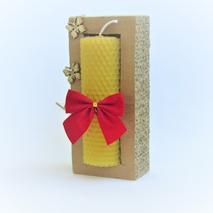 Vela de cera de abeja enrollada a mano con cinta roja El regalo perfecto Vela enrollada Regalo de boda Panal enrollado Cera de abeja natural Caja hecha a mano