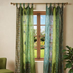 Peut inclure: Une paire de rideaux pleine longueur composée de panneaux verticaux dans diverses nuances de vert. Le tissu présente un mélange de textures et de motifs, incluant un design à grille, du vert lime uni et des sections vert foncé imprimées.