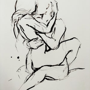 Pode incluir: Um desenho a tinta preta e branca de duas figuras abra&ccedil;ando-se. As figuras s&atilde;o desenhadas em um estilo estilizado e abstrato, com linhas longas e fluidas.