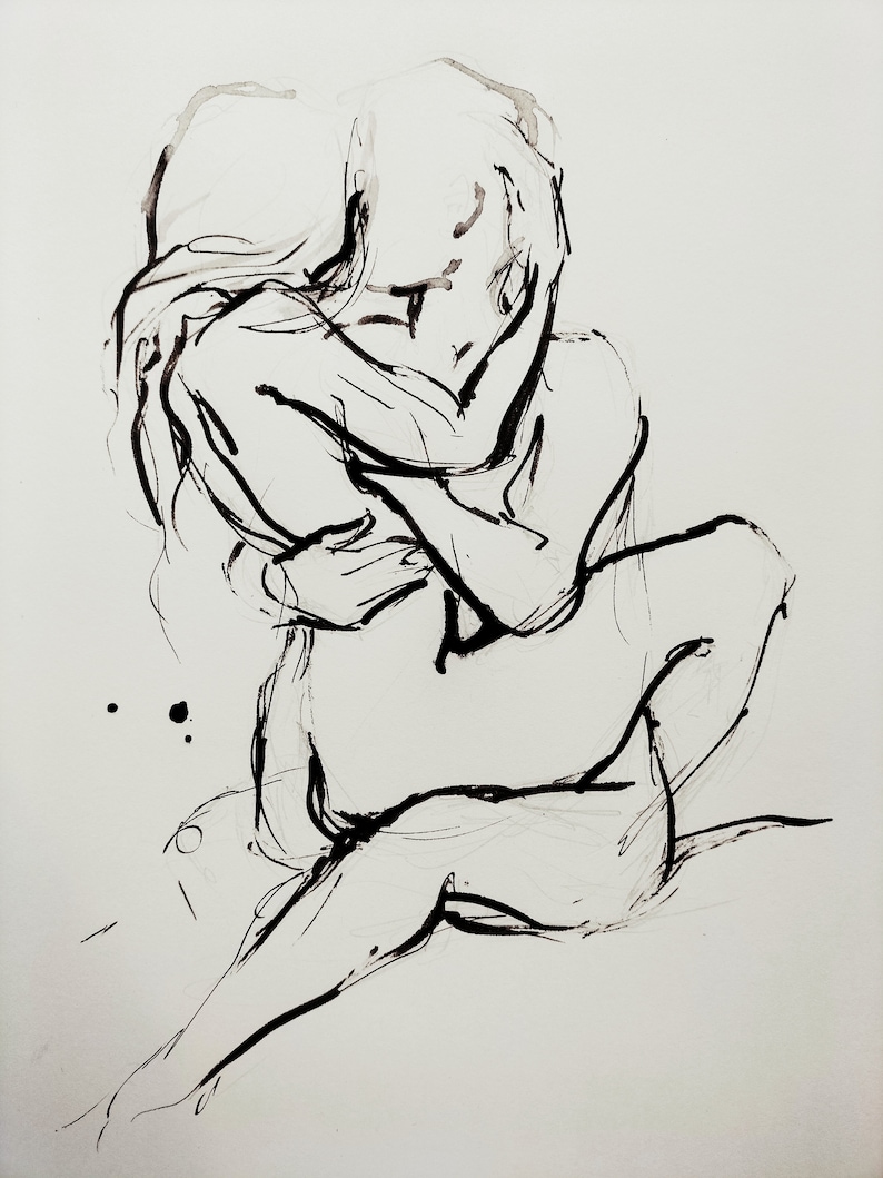 Pode incluir: Um desenho a tinta preta e branca de duas figuras abra&ccedil;ando-se. As figuras s&atilde;o desenhadas em um estilo estilizado e abstrato, com linhas longas e fluidas.