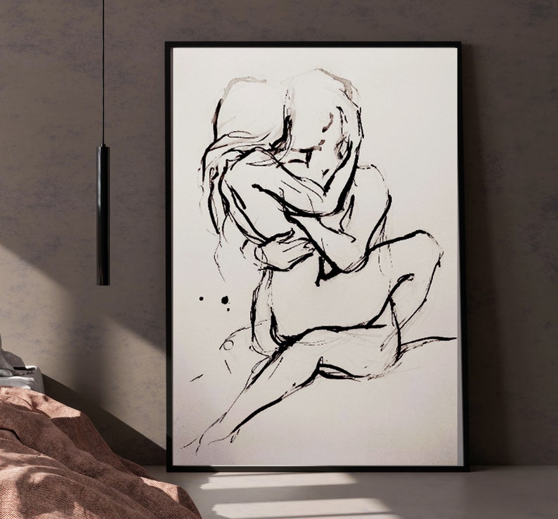 Pode incluir: Um desenho a preto e branco de duas pessoas a abra&ccedil;ar-se. O desenho est&aacute; sobre um fundo branco e est&aacute; emoldurado numa moldura preta.