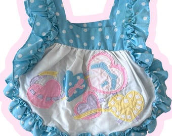 Tamanho 9 M, estilo vintage anos 90, com estampa de corações em tons pastel, regata de verão.