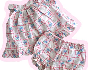 Conjunto de verão vintage para recém-nascida, composto por regata floral com alças no pescoço e calcinha combinando. Ideal para bebês de 0 a 6 meses.