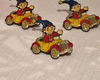 Insignia de pin benéfico de Noddy y su coche ayudando a la artritis