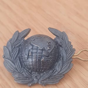 Royal Marines - Strakke krans bronzen pet-badges met patroon van andere rangen.