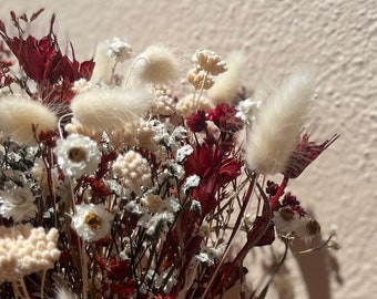 Bouquet di fiori secchi naturali con nebbiolina bianca e piumette rosse -   Italia