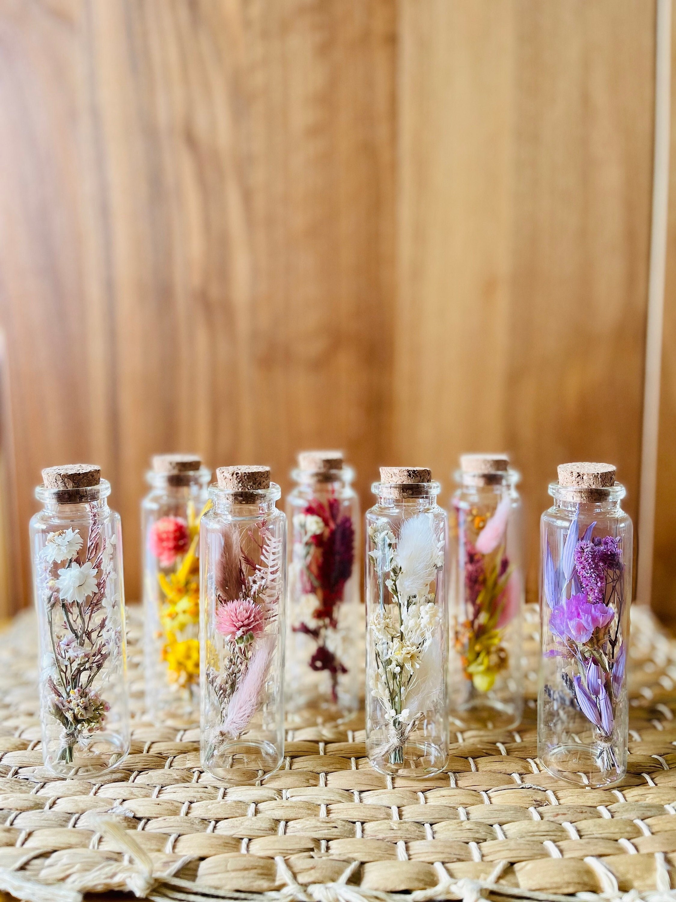 Lot de 12 tubes à essai pour fleurs à suspendre, vase avec bord à  suspendre, décoration de fenêtre, vase en verre, décoration de mariage,  fleurs (10 cm) : : Cuisine et Maison